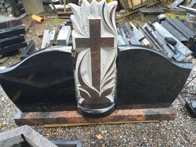 Triju daliu paminklas