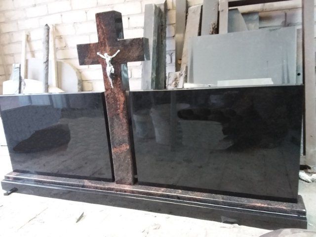 Triju daliu paminklas