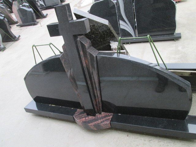 Triju daliu paminklas