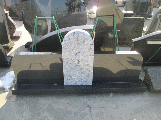 Triju daliu paminklas