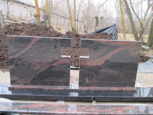 Triju daliu paminklas