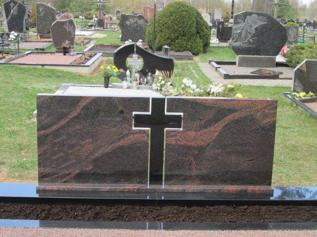 Triju daliu paminklas