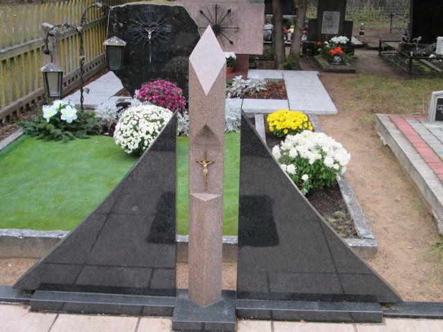 Triju daliu paminklas