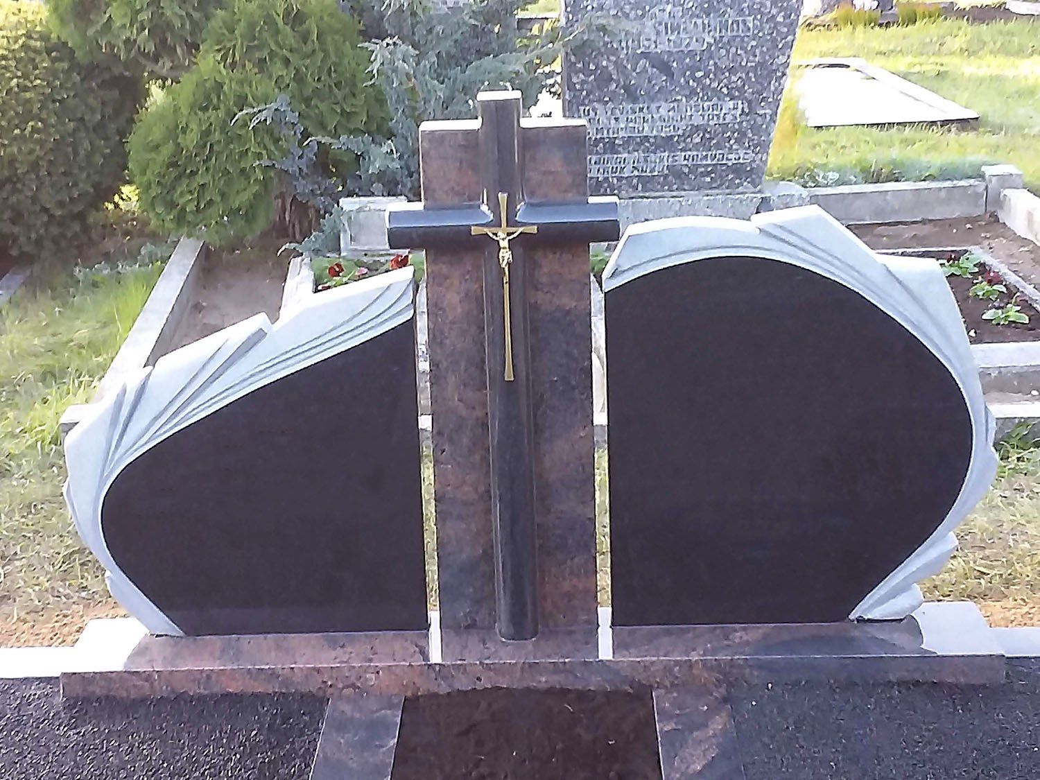 Triju daliu paminklas