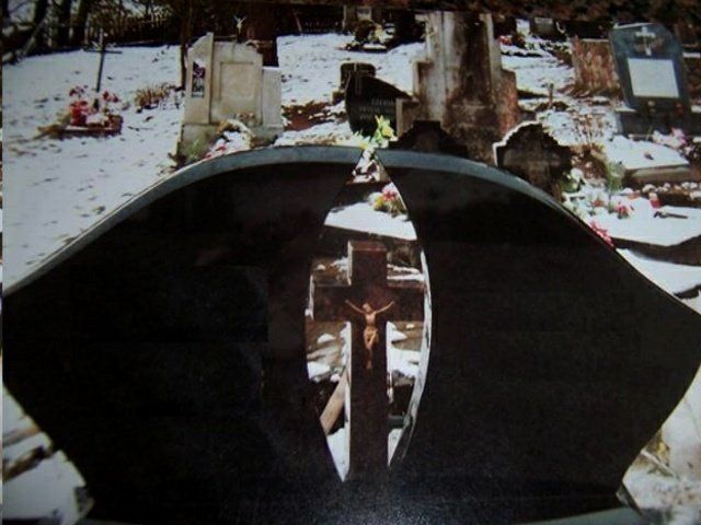 Triju daliu paminklas