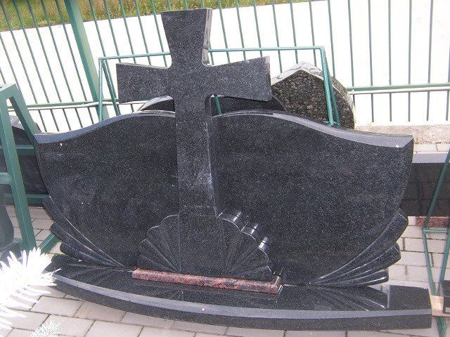 Triju daliu paminklas