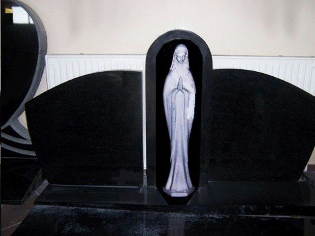 Triju daliu paminklai