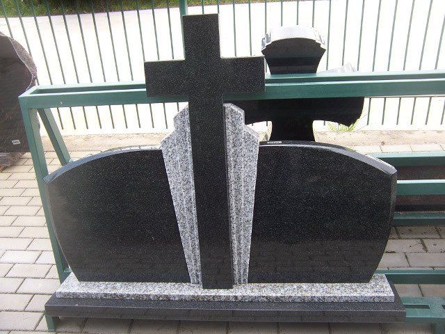 Triju daliu paminklas