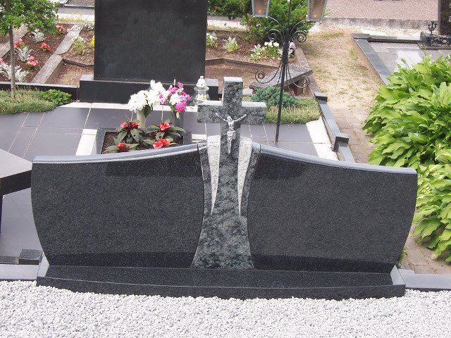 Triju daliu paminklas