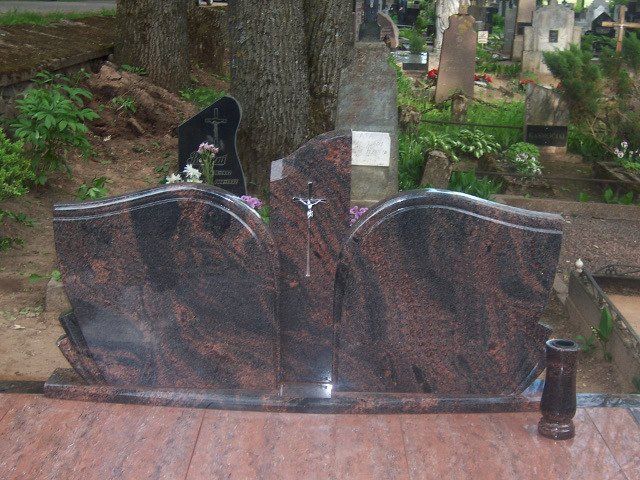 Triju daliu paminklas