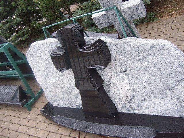 Triju daliu paminklas