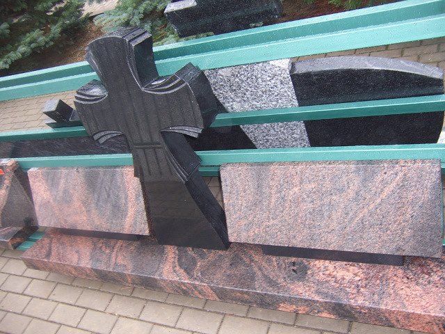 Triju daliu paminklas