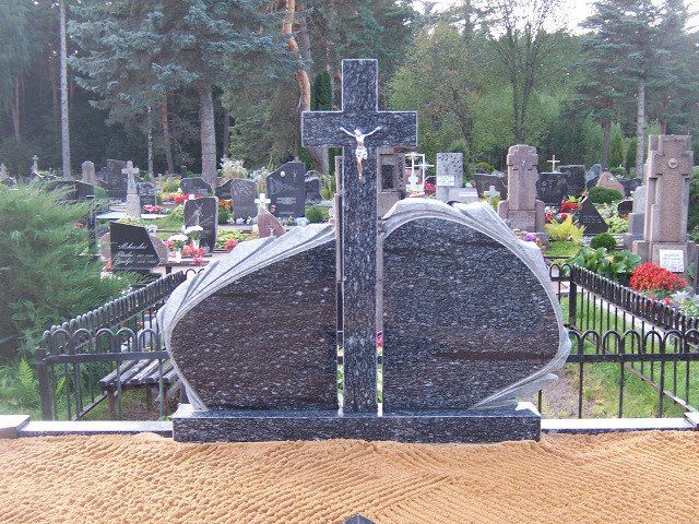 Triju daliu paminklas