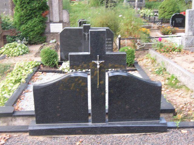 Triju daliu paminklai