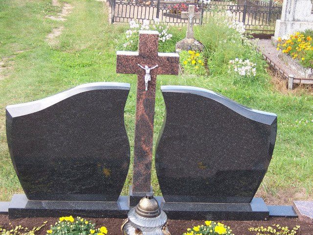 Triju daliu paminklas