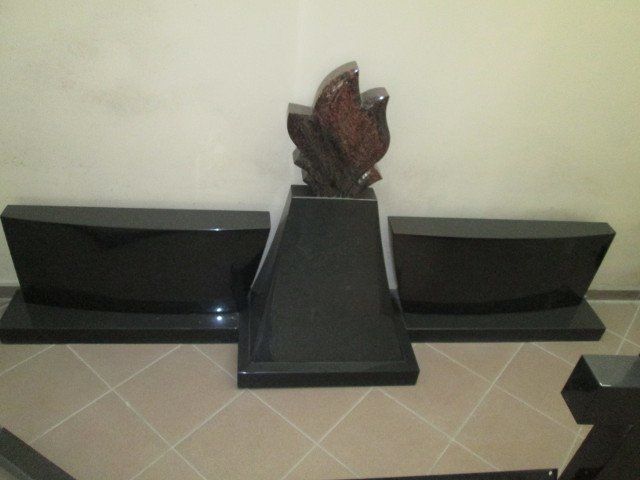 Triju daliu paminklas