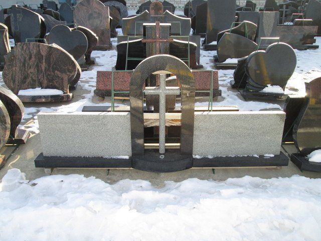 Triju daliu paminklas