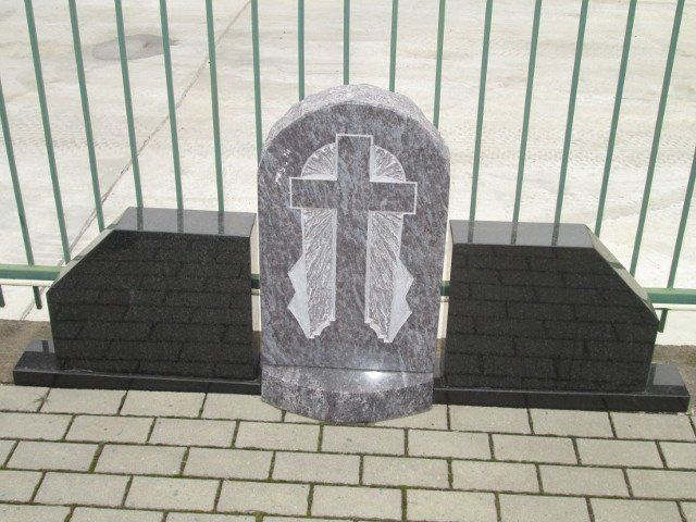 Triju daliu paminklas