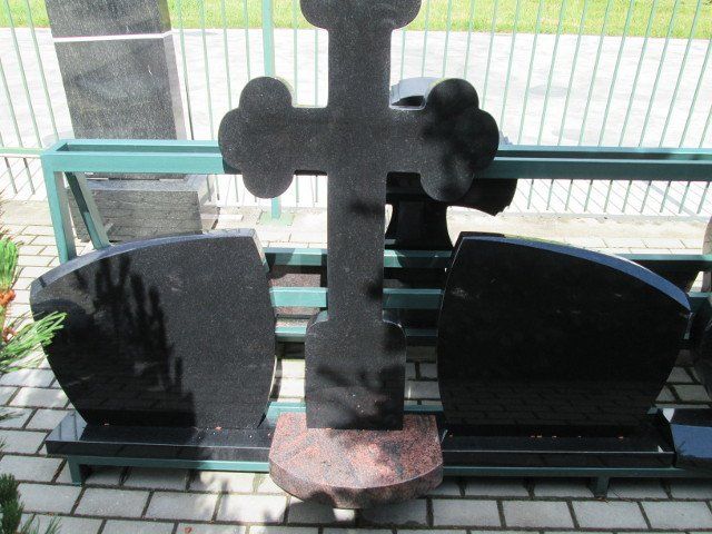 Triju daliu paminklas