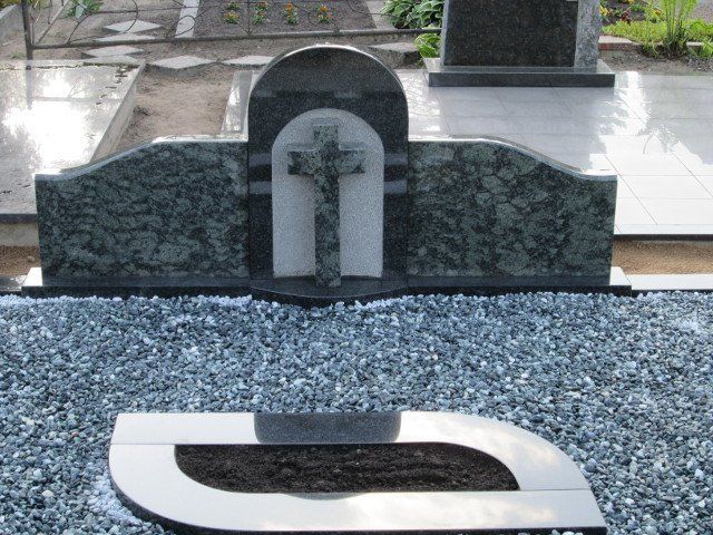 Triju daliu paminklai