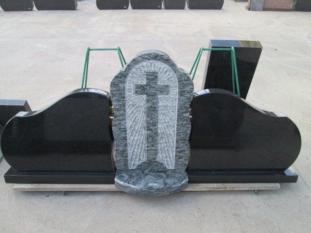 Triju daliu paminklas