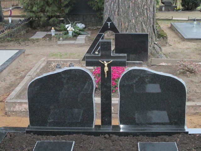 Triju daliu paminklas