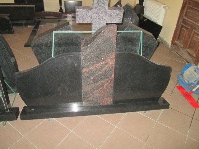 Triju daliu paminklas