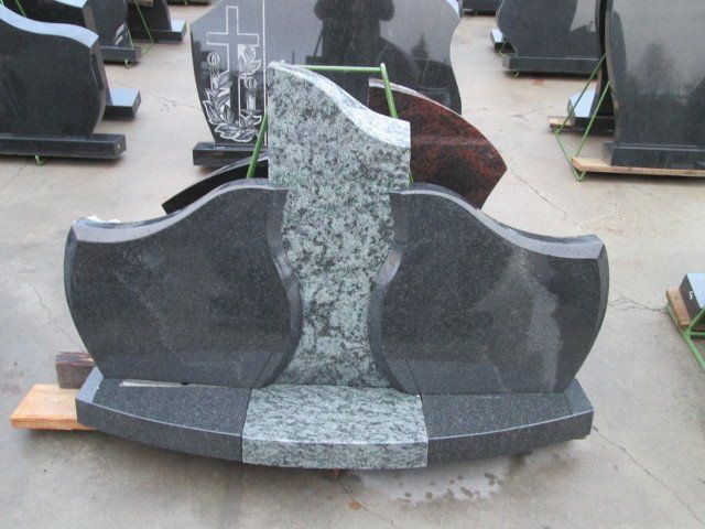 Triju daliu paminklas