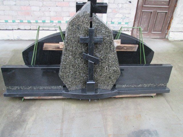 Triju daliu paminklas