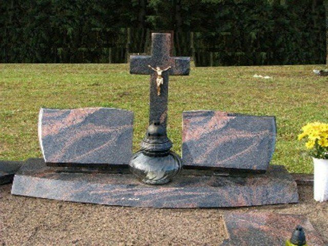 Triju daliu paminklas