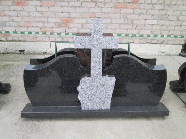 Triju daliu paminklas