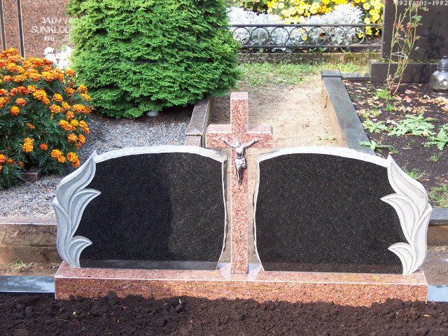 Triju daliu paminklas