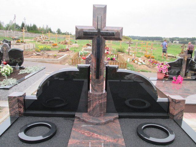 Triju daliu paminklai