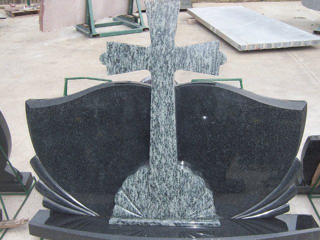 Triju daliu paminklai