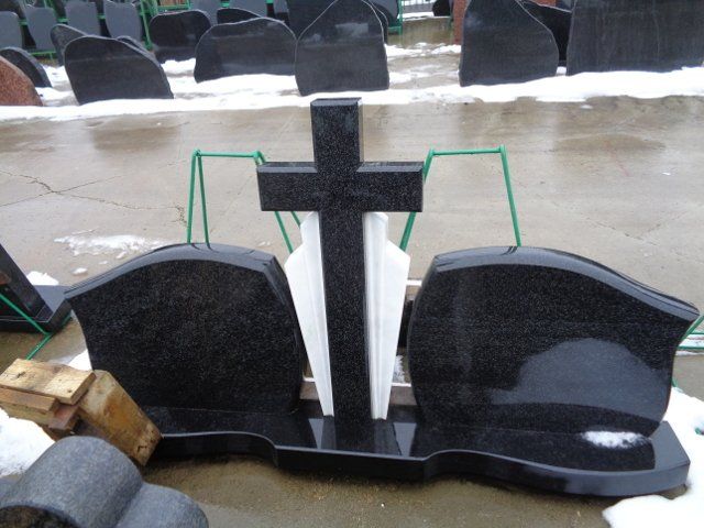 Triju daliu paminklai