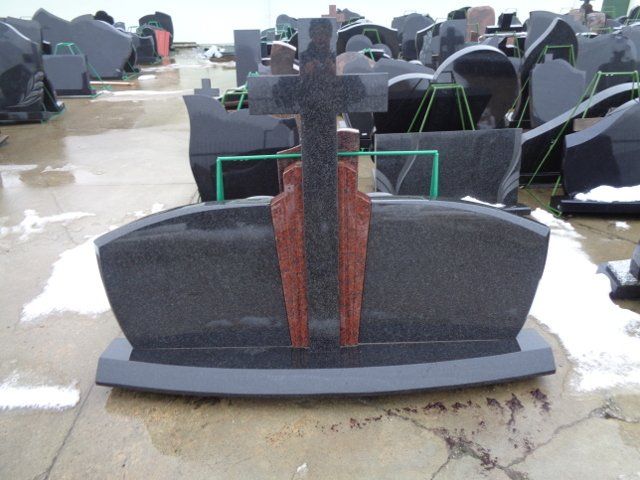 Triju daliu paminklai