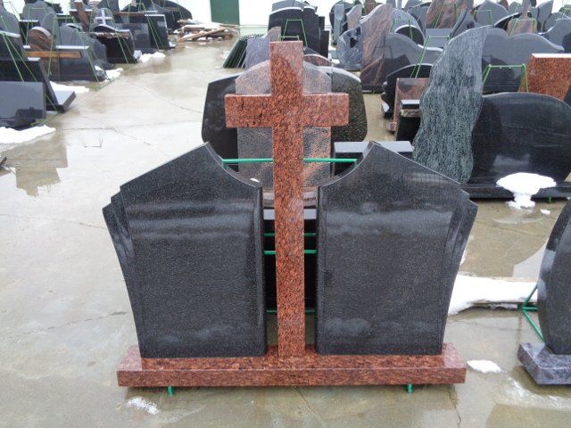 Triju daliu paminklai