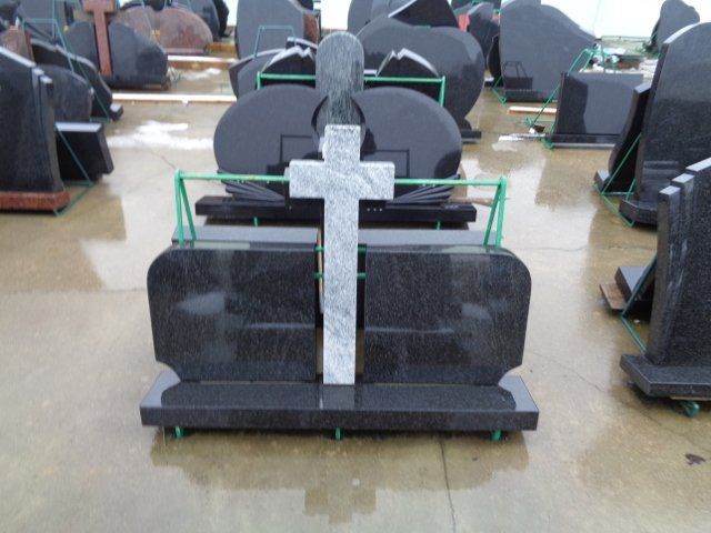 Triju daliu paminklai