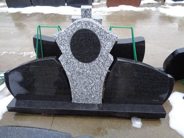 Triju daliu paminklai