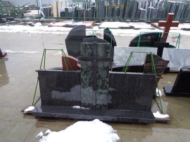 Triju daliu paminklai