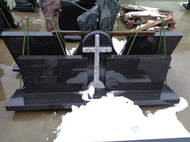 Triju daliu paminklas