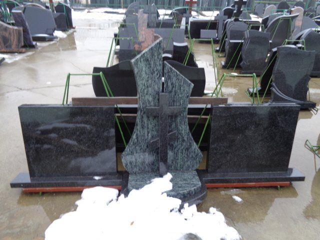 Triju daliu paminklas