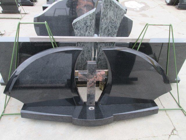 Triju daliu paminklas