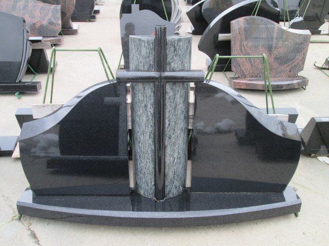 Triju daliu paminklas