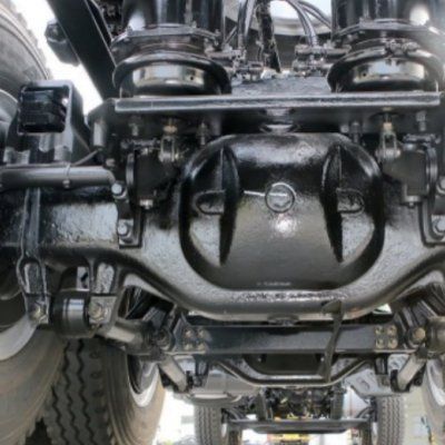 Un primer plano de la parte inferior de un camión.