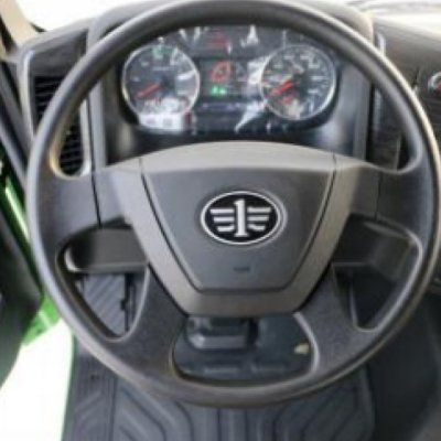 Un primer plano de un volante con las letras ee en él.