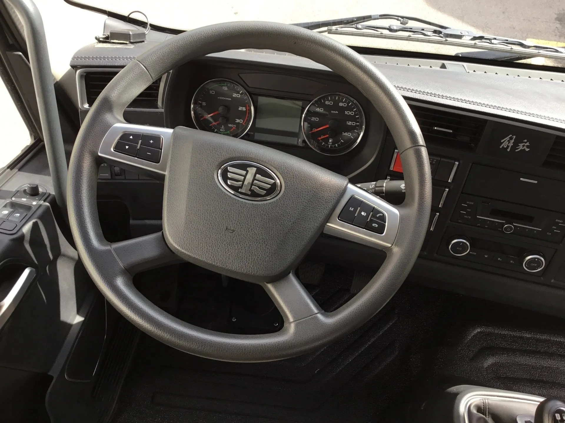 Un primer plano de un volante en un coche.