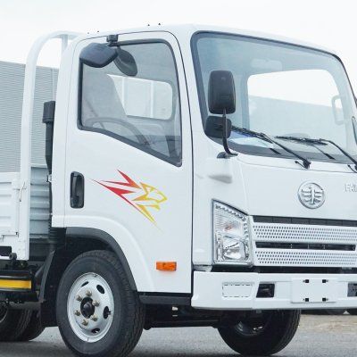 Un camión blanco con un rayo amarillo en el costado.