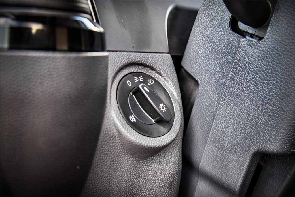 Un primer plano de un volante con un interruptor de luz.