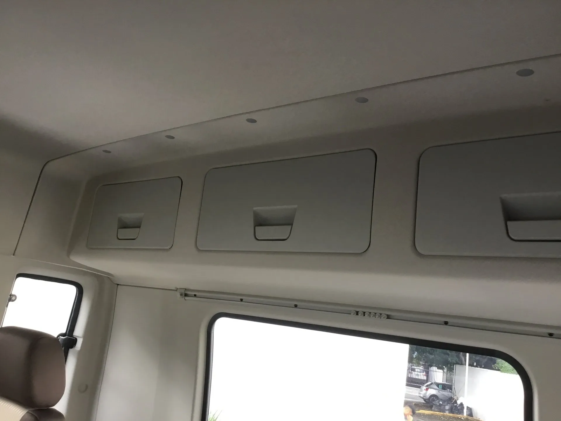 El techo de un coche tiene mucho espacio de almacenamiento y una ventana.